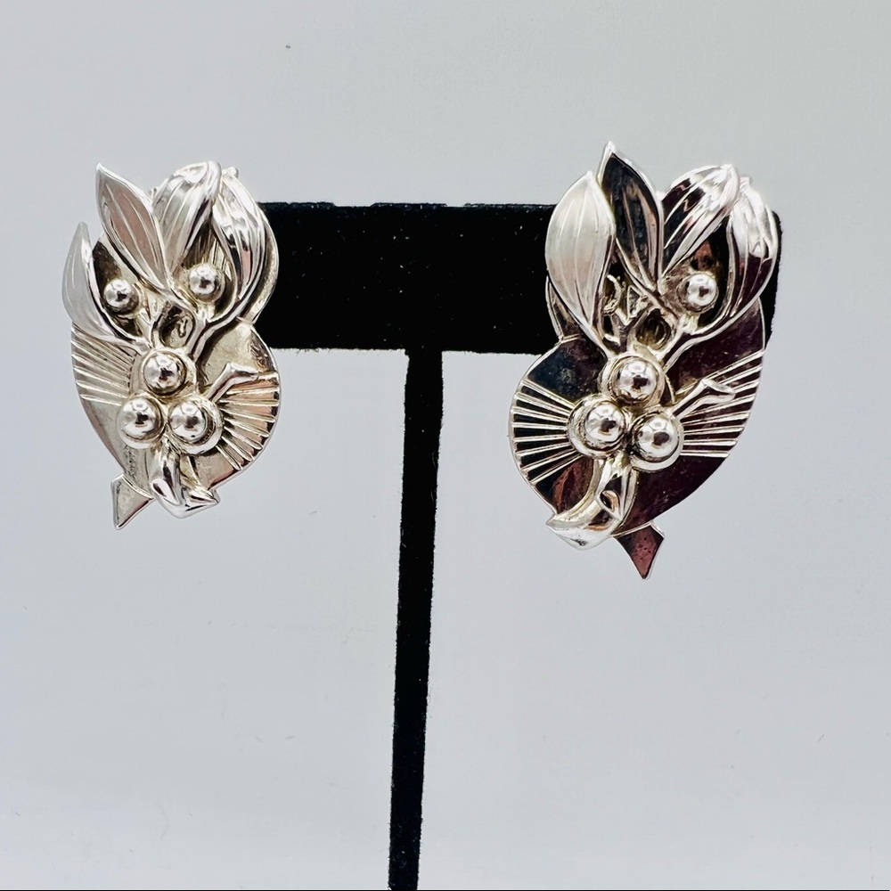 Vintage MARINO mid century silver tone clip on earrings floral